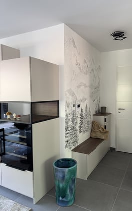 Un meuble TV avec cave à vin intégrée