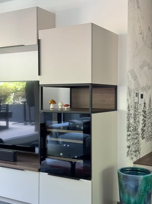 Un meuble TV avec cave à vin intégrée
