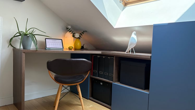 bureau bleu et bois