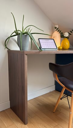 bureau bleu et bois
