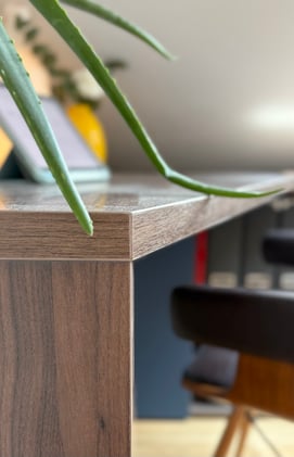 bureau bleu et bois