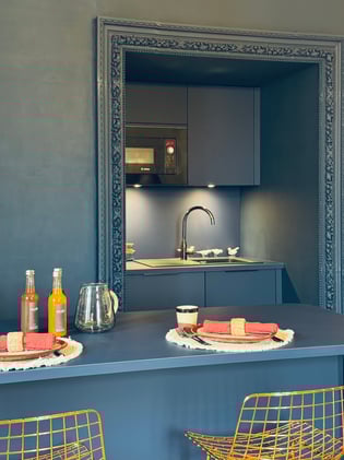 cuisine sur mesure bleue et laiton