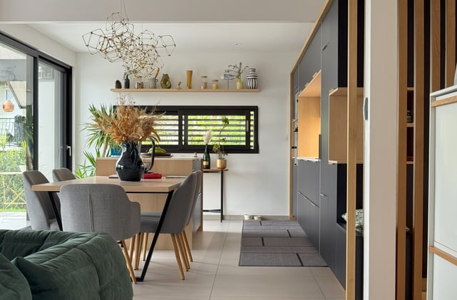 lineaire cuisine avec table et chaises