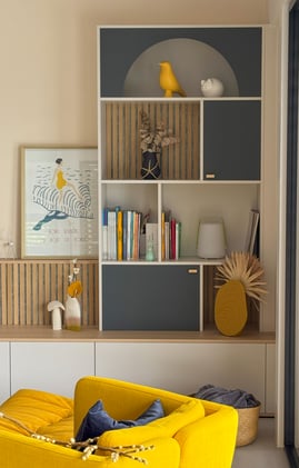 bibliothèque sur mesure avec niches decoratives