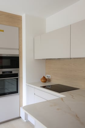 Une cuisine fonctionnelle avec une touche de dacryl