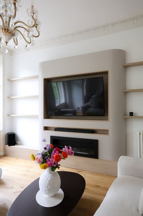 Meuble TV décoratif et vitrine fonctionnelle 