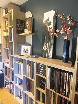 bibliothèque avec décorations et livres