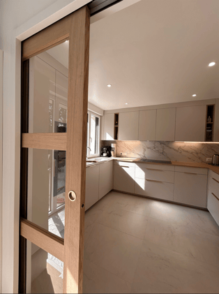 Rénovation d'une cuisine beige au Plessis-Robinson