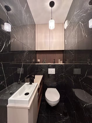 Toilettes en marbre noir