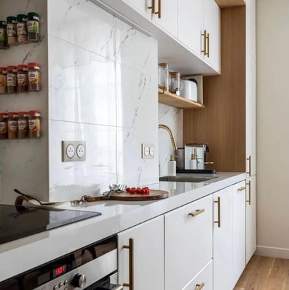 Cuisine Blanche, crédence en marbre