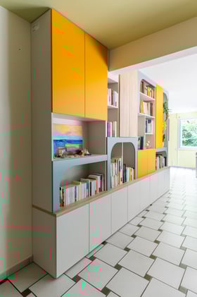 bibliothèque colorée tout en rondeur