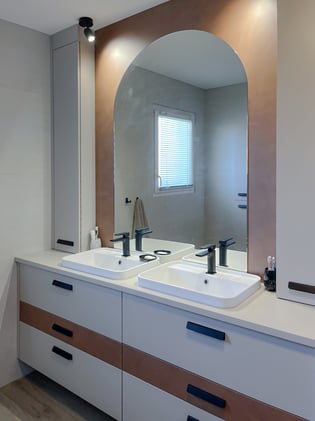 Salle de bain élégante poudrée et reflets cuivrés