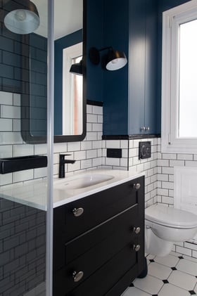 salle de bains haut de gamme carreaux métro bleu navy