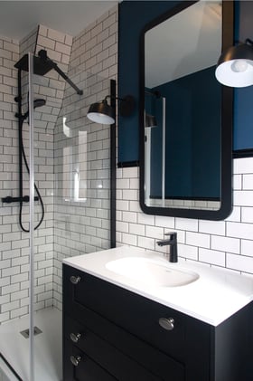 salle de bains haut de gamme carreaux métro bleu navy