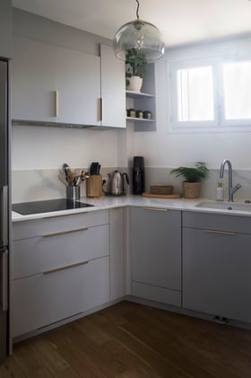 cuisine haut de gamme gris clair quartz calcatta laiton