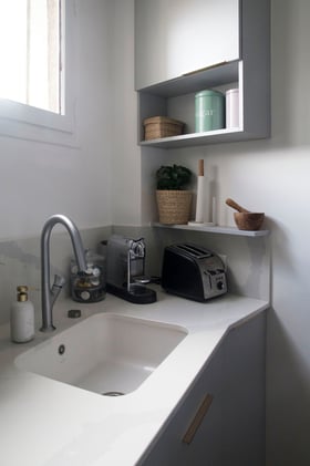 cuisine haut de gamme gris clair quartz calacatta laiton