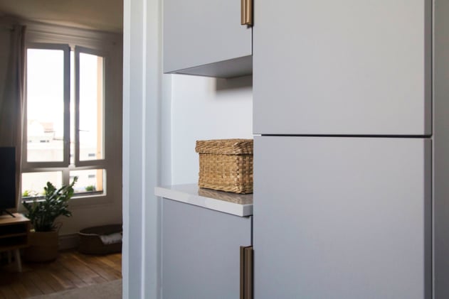 cuisine haut de gamme gris clair quartz calcatta laiton