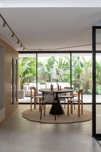 Une salle à manger lumineuse et épurée