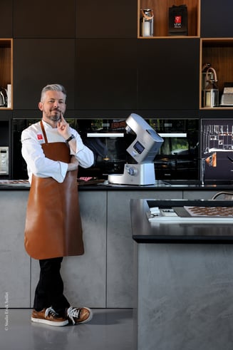 Richard devant l'ilot central de la chocolaterie