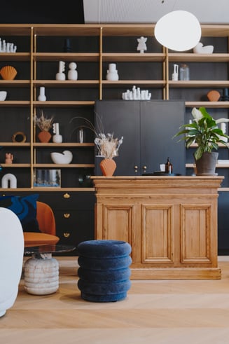 Espace coworking avec meubles sur mesure et décoration