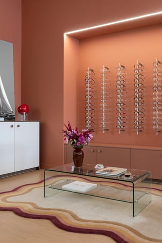 Cabinet d'opticien avec table basse, vases et fleurs, tapis