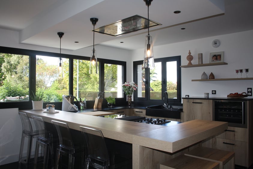 Espace de préparation et d'échange dans lequel il est agréable de déguster un café pendant que de bons petits plats mijotent...