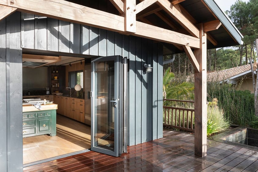 L'extérieur de la maison rénovée par Perene Paris 7 au Cap Ferret