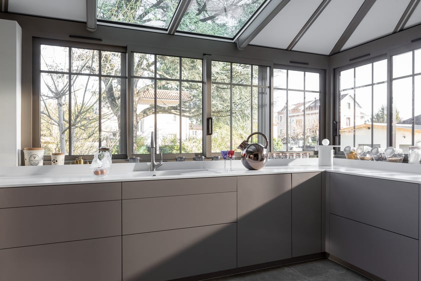 Cuisine grise blanche lumineuse perene