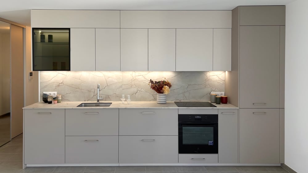 Vue d'ensemble de la cuisine ouverte