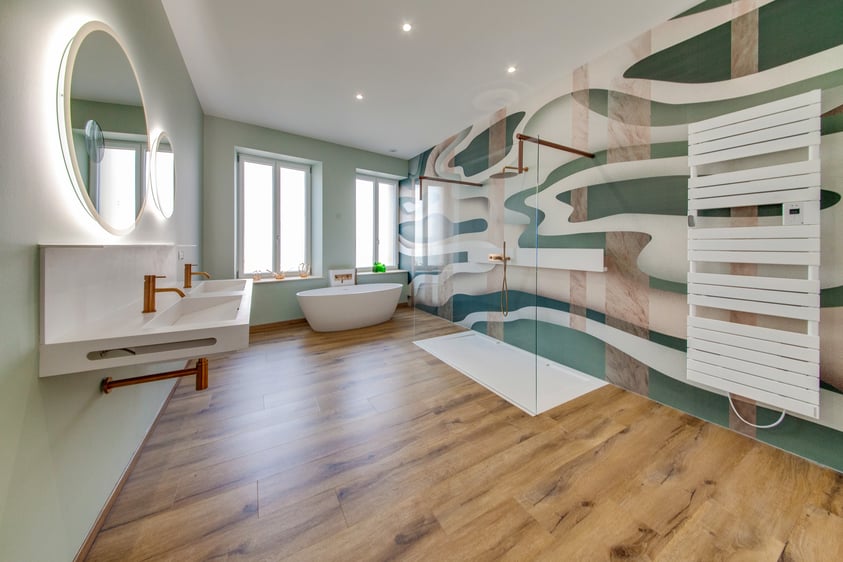 Salle-de-bain-originale-coloree-vert-blanc-baignoire-douche-perene