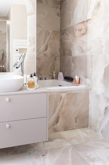 Baignoire balnéo et meuble