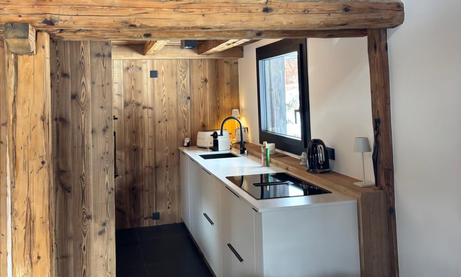 Cuisine blanche et vieux bois chalet les Houches