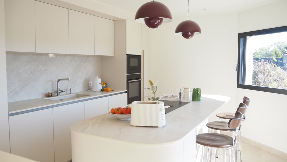 Cuisine avec ilôt central raffinée et lumineuse