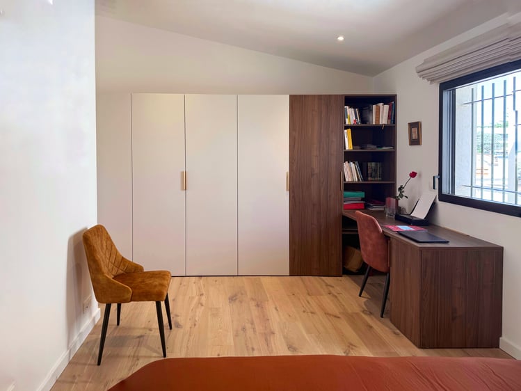 Aménagement sur mesure avec dressing et bureau intégré