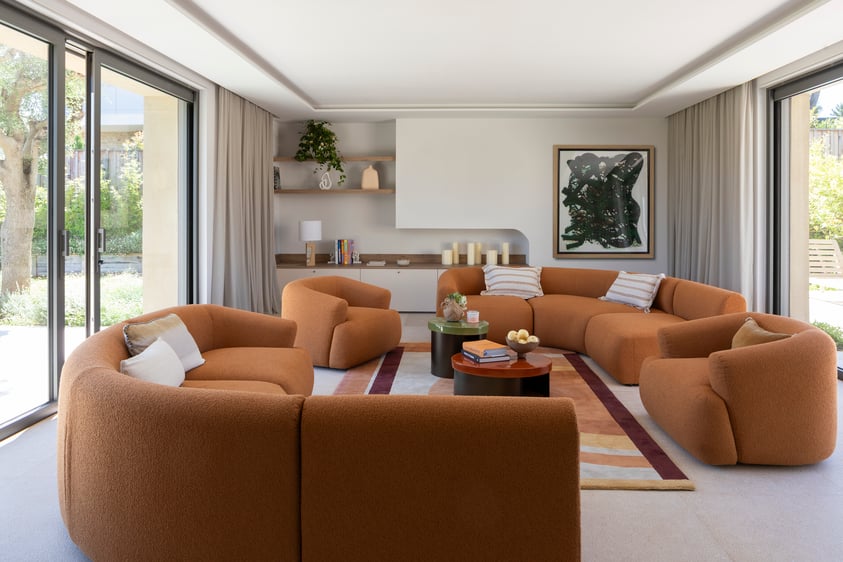 Salon aux canapés orangers, dans une villa.