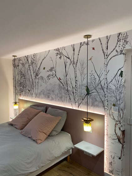 Tete dans lit dans une chambre 