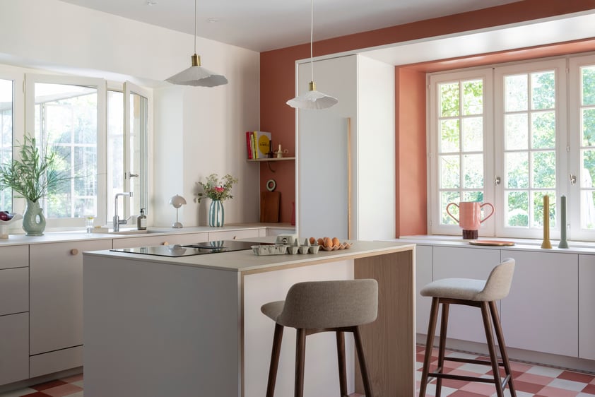 Cuisine intemporelle et bucolique, vue large sur ilot et tabourets