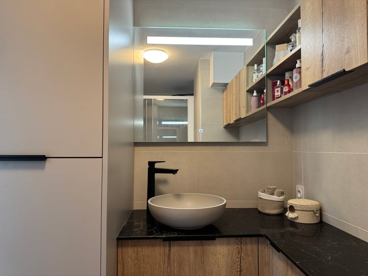 Une petite salle de bains sur mesure