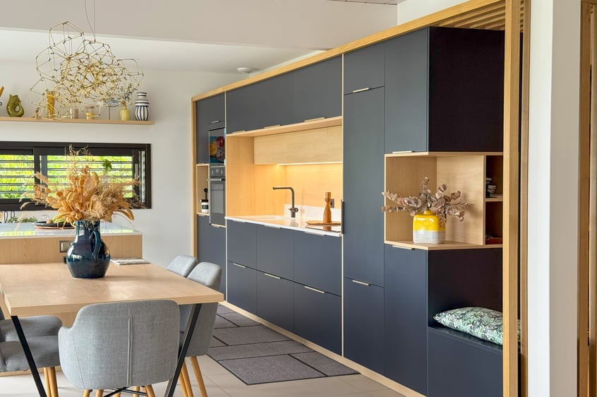 Cuisine contemporaine, bleu et bois