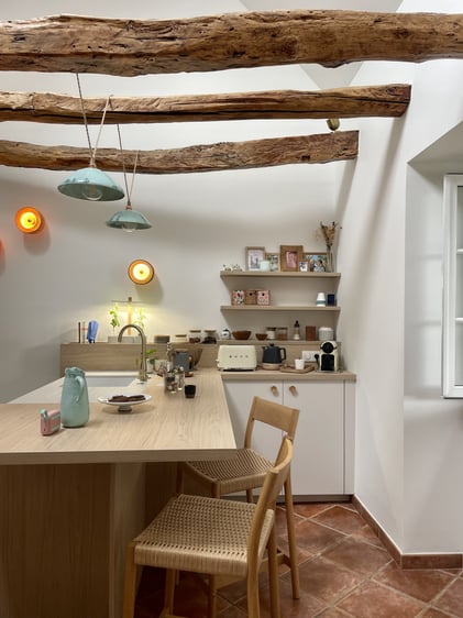 Cuisine beige sol terre cuite et poutres apparentes