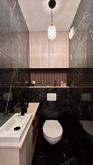 Toilettes en marbre noir