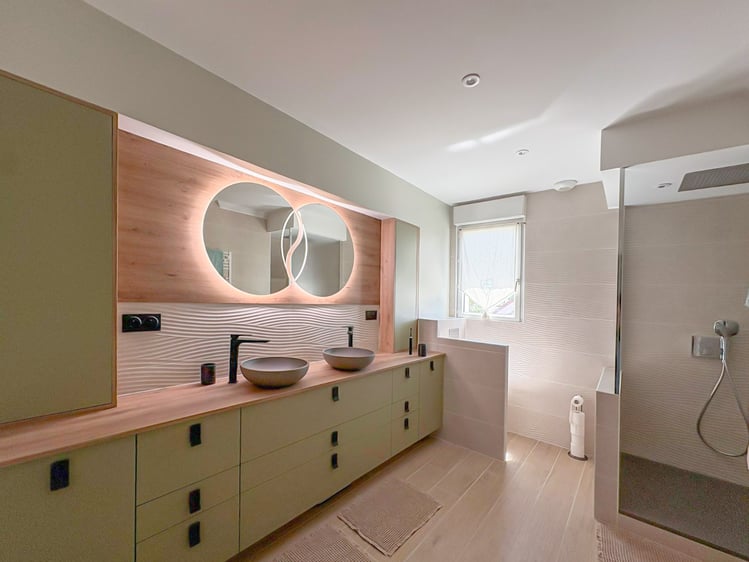 Salle de bain sobre et chaleureuse