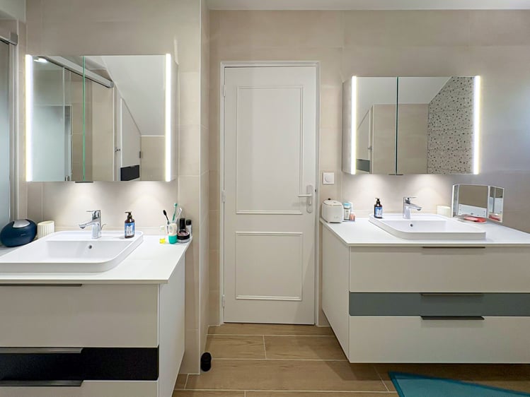Deux espaces harmonieux pour une salle de bain familiale