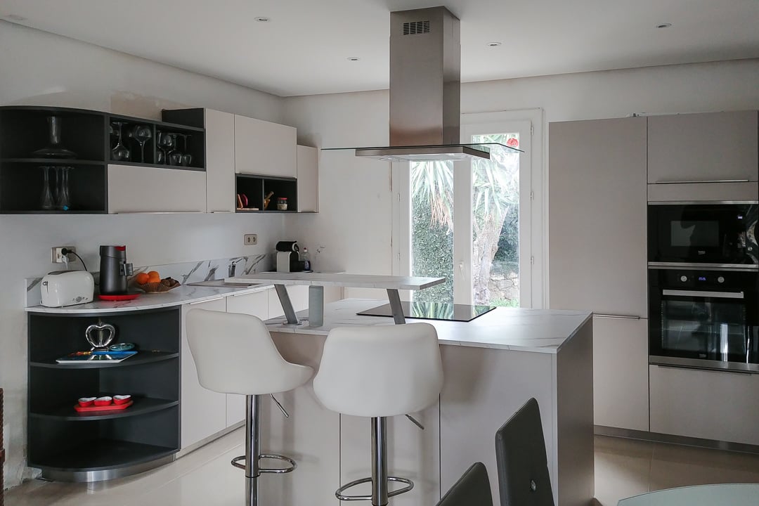 cuisine-avec-ilot-bar-une-cuisine-equipee-par-socooc-antibes