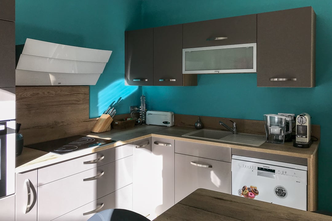 cuisine-vitaminee-taupe-et-chene-une-cuisine-equipee-par-socooc-antibes