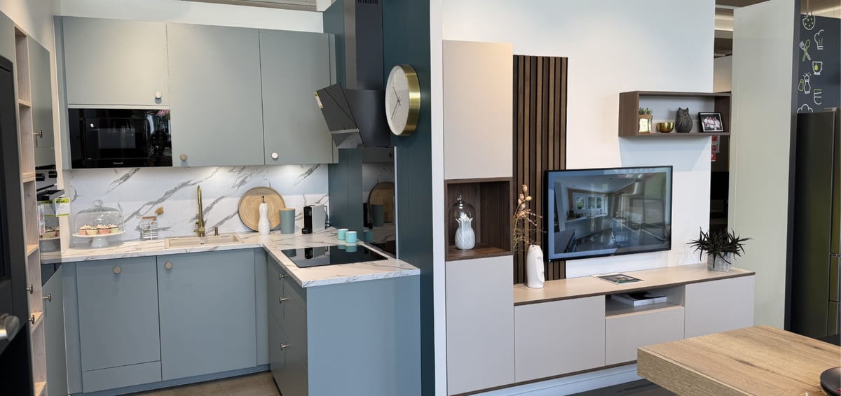 cuisien en U petit espace bleu azure 