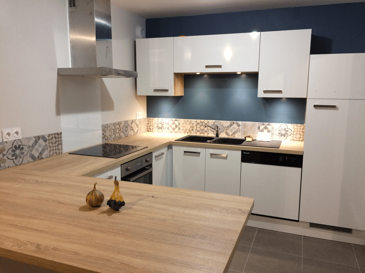 cuisine-blanche-et-carreaux-de-ciment-une-cuisine-equipee-par-socooc-givors