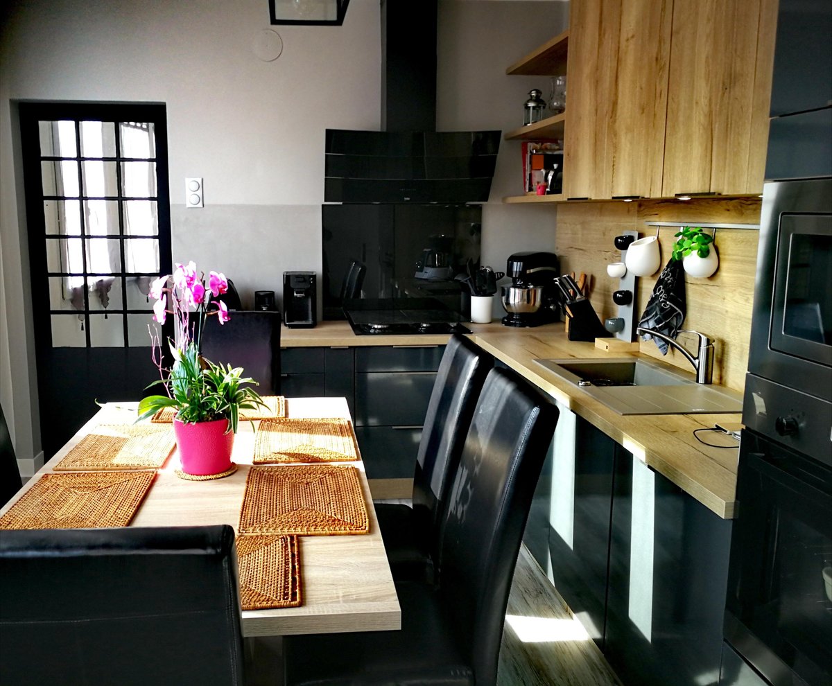 cuisine-tendance-noir-et-bois-une-cuisine-equipee-par-socooc-evreux