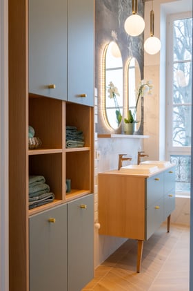 meuble vert opaline, miroir laiton et lampes Eno Studio