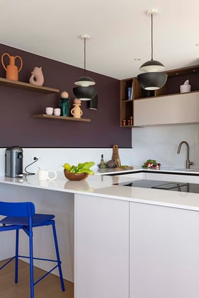 Cuisine ouverte design blanche décorée par Perene